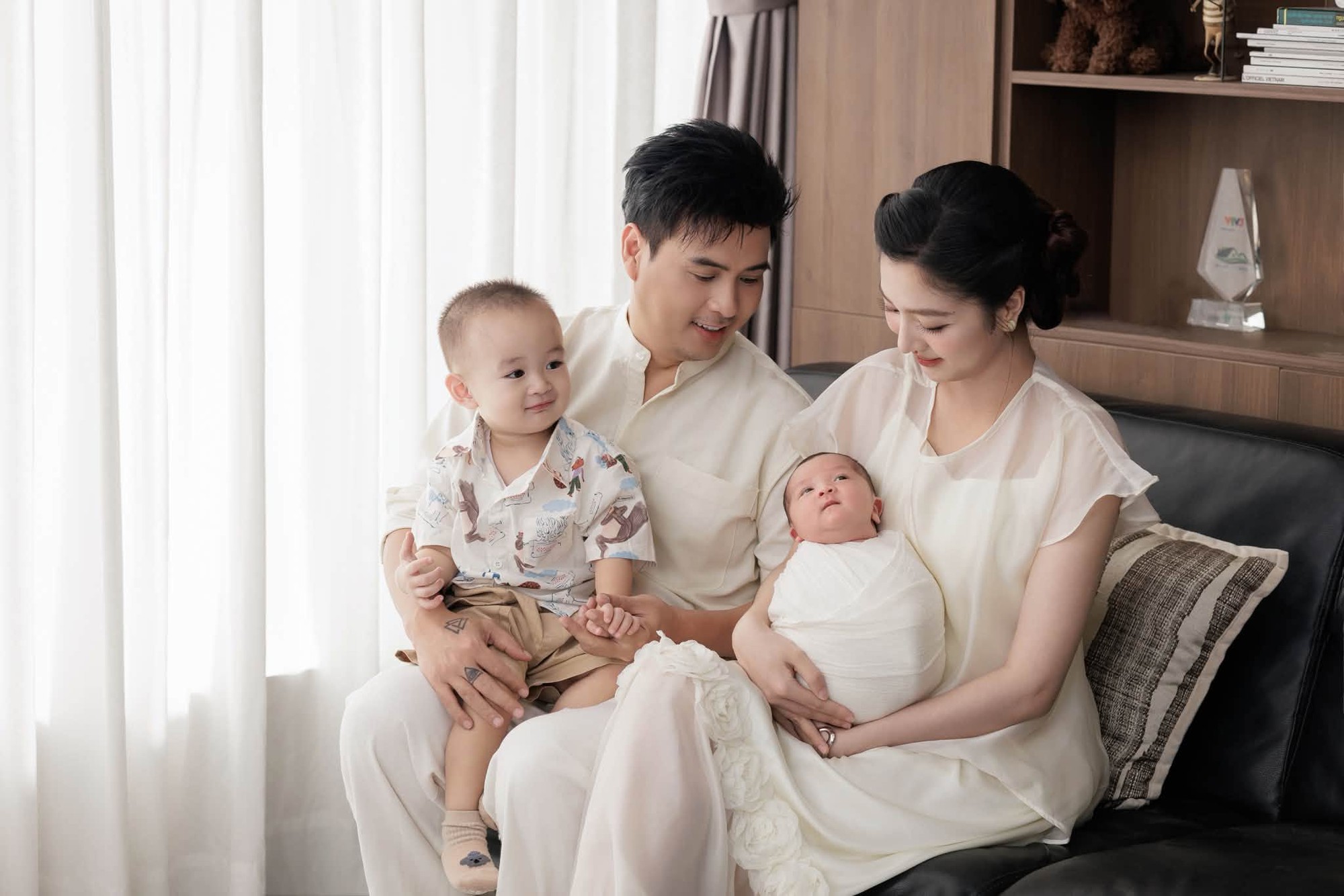 Hồ Quang Hiếu khoe tổ ấm nhỏ 4 người, nhan sắc b&agrave; x&atilde; 3 tuần sau sinh g&acirc;y sốt mạng- Ảnh 4.