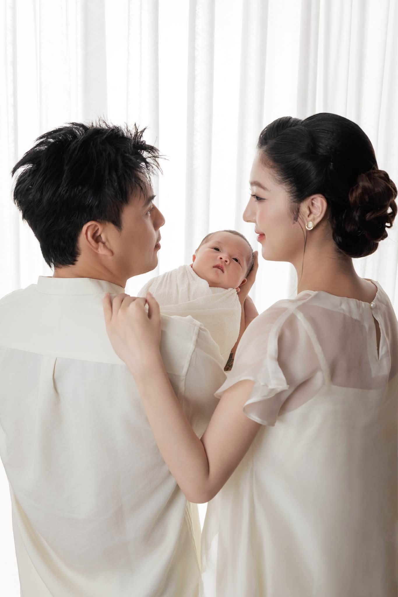 Hồ Quang Hiếu khoe tổ ấm nhỏ 4 người, nhan sắc b&agrave; x&atilde; 3 tuần sau sinh g&acirc;y sốt mạng- Ảnh 5.
