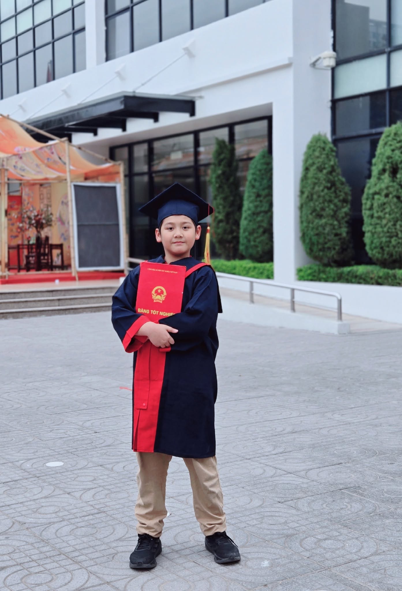 Con trai Mạnh Trường trổ t&agrave;i rửa hết cả "n&uacute;i" b&aacute;t đĩa, b&agrave; x&atilde; nam diễn vi&ecirc;n "thả th&iacute;nh": "Con d&acirc;u tương lai đ&atilde; y&ecirc;n t&acirc;m chưa?"- Ảnh 4.