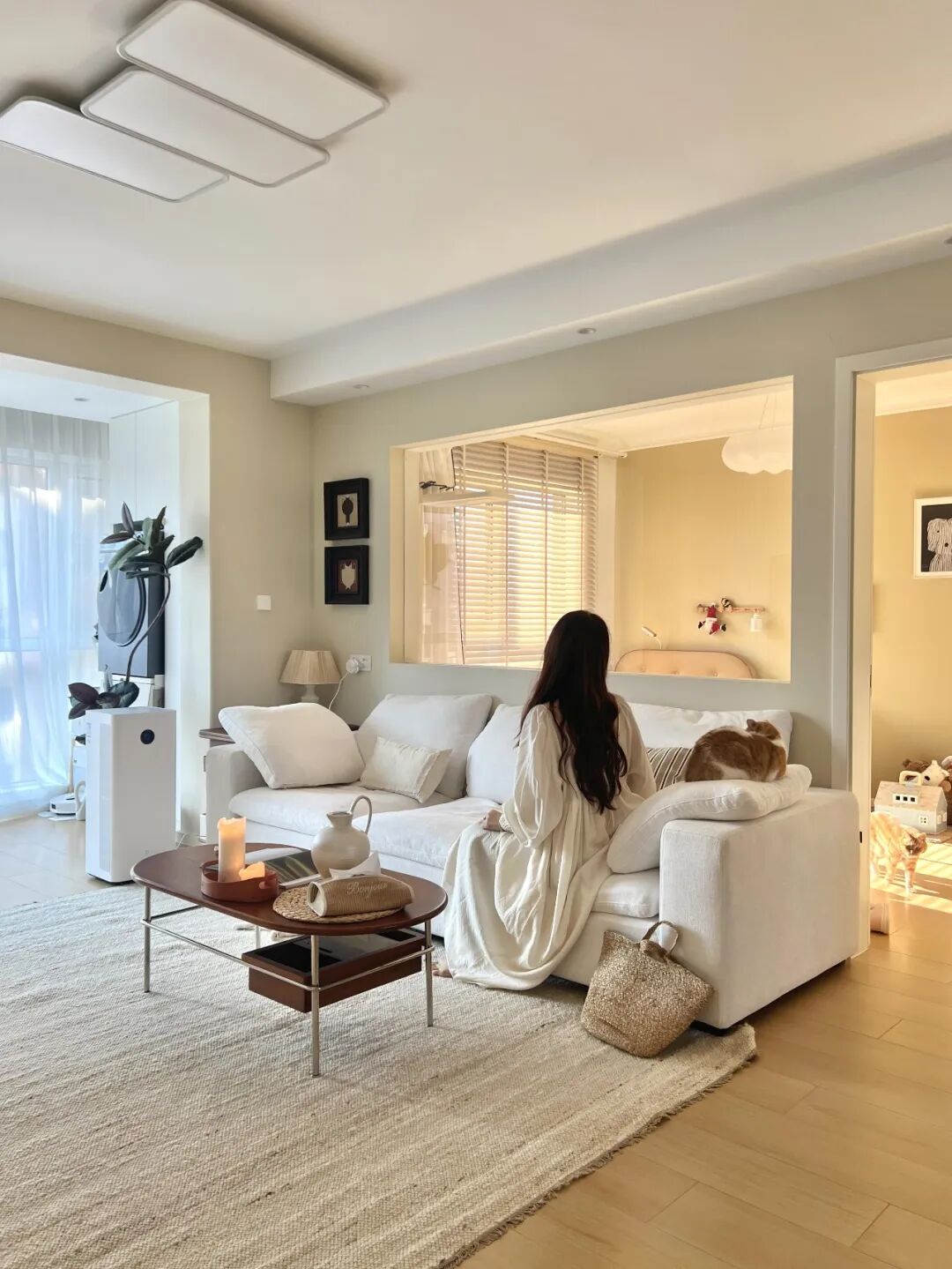 Bỏ th&oacute;i quen k&ecirc; sofa s&aacute;t tường, ph&ograve;ng kh&aacute;ch bỗng c&oacute; th&ecirc;m 1 khoảng cực hữu dụng: Nh&agrave; nhỏ c&agrave;ng n&ecirc;n tham khảo- Ảnh 9.