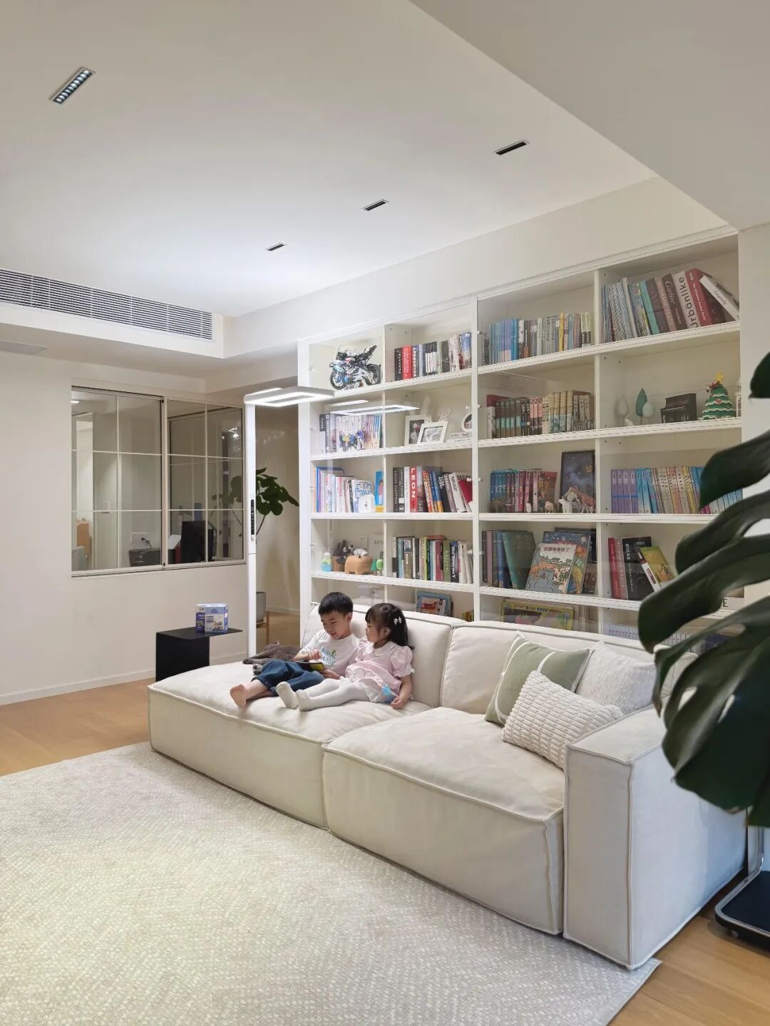 Bỏ th&oacute;i quen k&ecirc; sofa s&aacute;t tường, ph&ograve;ng kh&aacute;ch bỗng c&oacute; th&ecirc;m 1 khoảng cực hữu dụng: Nh&agrave; nhỏ c&agrave;ng n&ecirc;n tham khảo- Ảnh 2.