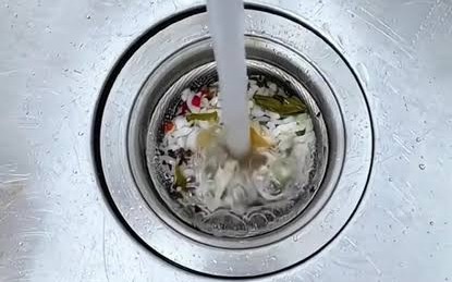 3 người một nh&agrave; lần lượt ph&aacute;t hiện ung thư tuyến gi&aacute;p chỉ v&igrave; hay qu&ecirc;n 1 điều mỗi khi rửa b&aacute;t! - Ảnh 5.