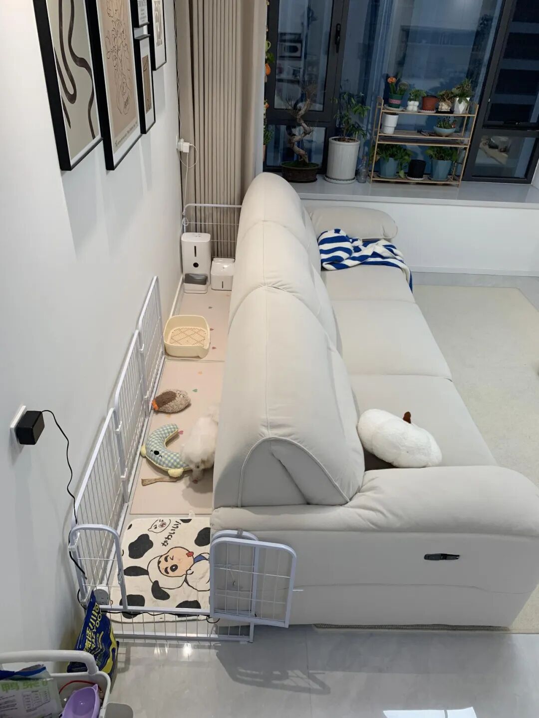 Bỏ th&oacute;i quen k&ecirc; sofa s&aacute;t tường, ph&ograve;ng kh&aacute;ch bỗng c&oacute; th&ecirc;m 1 khoảng cực hữu dụng: Nh&agrave; nhỏ c&agrave;ng n&ecirc;n tham khảo- Ảnh 4.