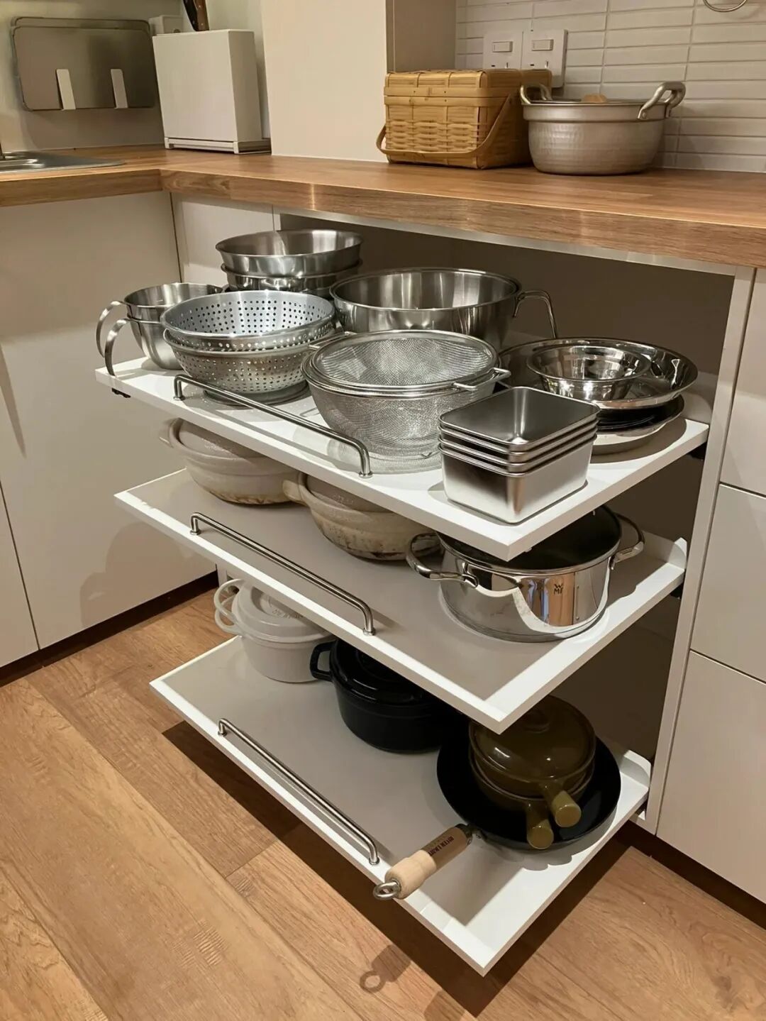 Nh&igrave;n 7 c&aacute;ch cất nồi chảo n&agrave;y t&ocirc;i mới hiểu v&igrave; sao bếp nh&agrave; m&igrave;nh l&uacute;c n&agrave;o cũng chật: H&oacute;a ra trước giờ xếp sai hết- Ảnh 5.