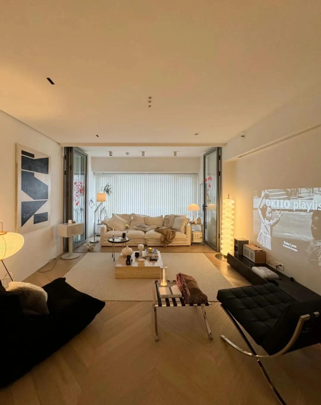 Bỏ th&oacute;i quen k&ecirc; sofa s&aacute;t tường, ph&ograve;ng kh&aacute;ch bỗng c&oacute; th&ecirc;m 1 khoảng cực hữu dụng: Nh&agrave; nhỏ c&agrave;ng n&ecirc;n tham khảo- Ảnh 8.
