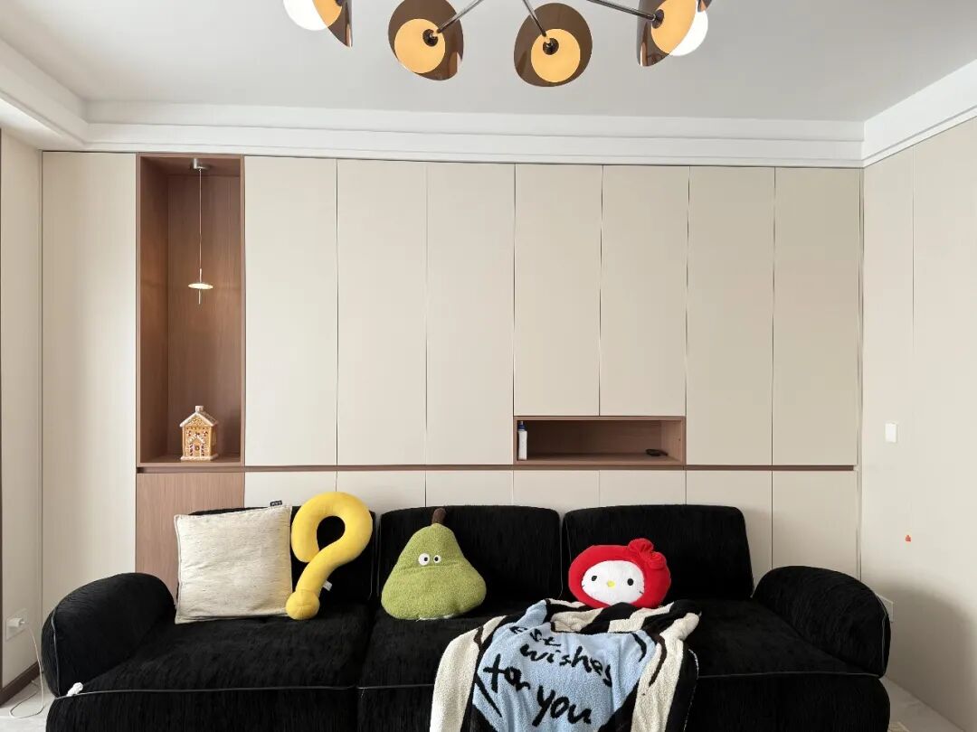 Bỏ th&oacute;i quen k&ecirc; sofa s&aacute;t tường, ph&ograve;ng kh&aacute;ch bỗng c&oacute; th&ecirc;m 1 khoảng cực hữu dụng: Nh&agrave; nhỏ c&agrave;ng n&ecirc;n tham khảo- Ảnh 5.