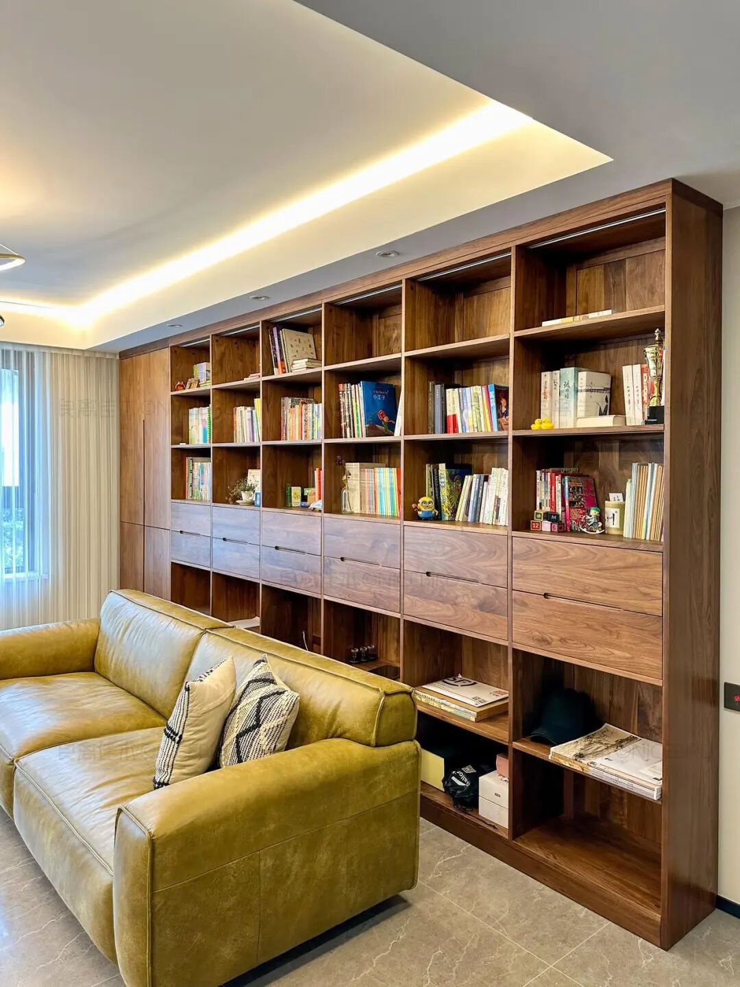 Bỏ th&oacute;i quen k&ecirc; sofa s&aacute;t tường, ph&ograve;ng kh&aacute;ch bỗng c&oacute; th&ecirc;m 1 khoảng cực hữu dụng: Nh&agrave; nhỏ c&agrave;ng n&ecirc;n tham khảo- Ảnh 1.