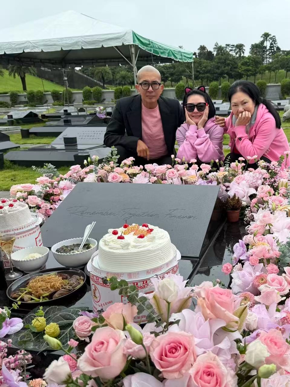 Gia đ&igrave;nh tưởng niệm sinh nhật tuổi 50 của cố nghệ sĩ Từ Hy Vi&ecirc;n, 1 khung h&igrave;nh "đập tan" rất nhiều lời nghi vấn- Ảnh 3.