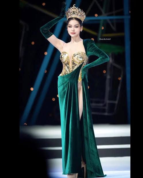 Hoa hậu Th&aacute;i đến Việt Nam liền giật hết h&agrave;o quang thảm đỏ: Visual như d&aacute;t 10 tấn v&agrave;ng, kiếm tiền bằng chứng kho&aacute;n đại t&agrave;i- Ảnh 4.