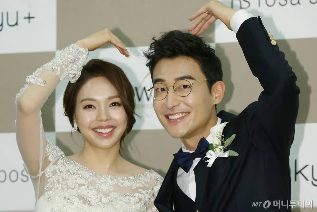 Cặp đ&ocirc;i v&agrave;ng showbiz ly h&ocirc;n b&iacute; mật từ 2 năm trước m&agrave; cả nước kh&ocirc;ng ai hay biết, trước đ&oacute; to&agrave;n diễn s&acirc;u nhằm qua mặt thi&ecirc;n hạ- Ảnh 3.