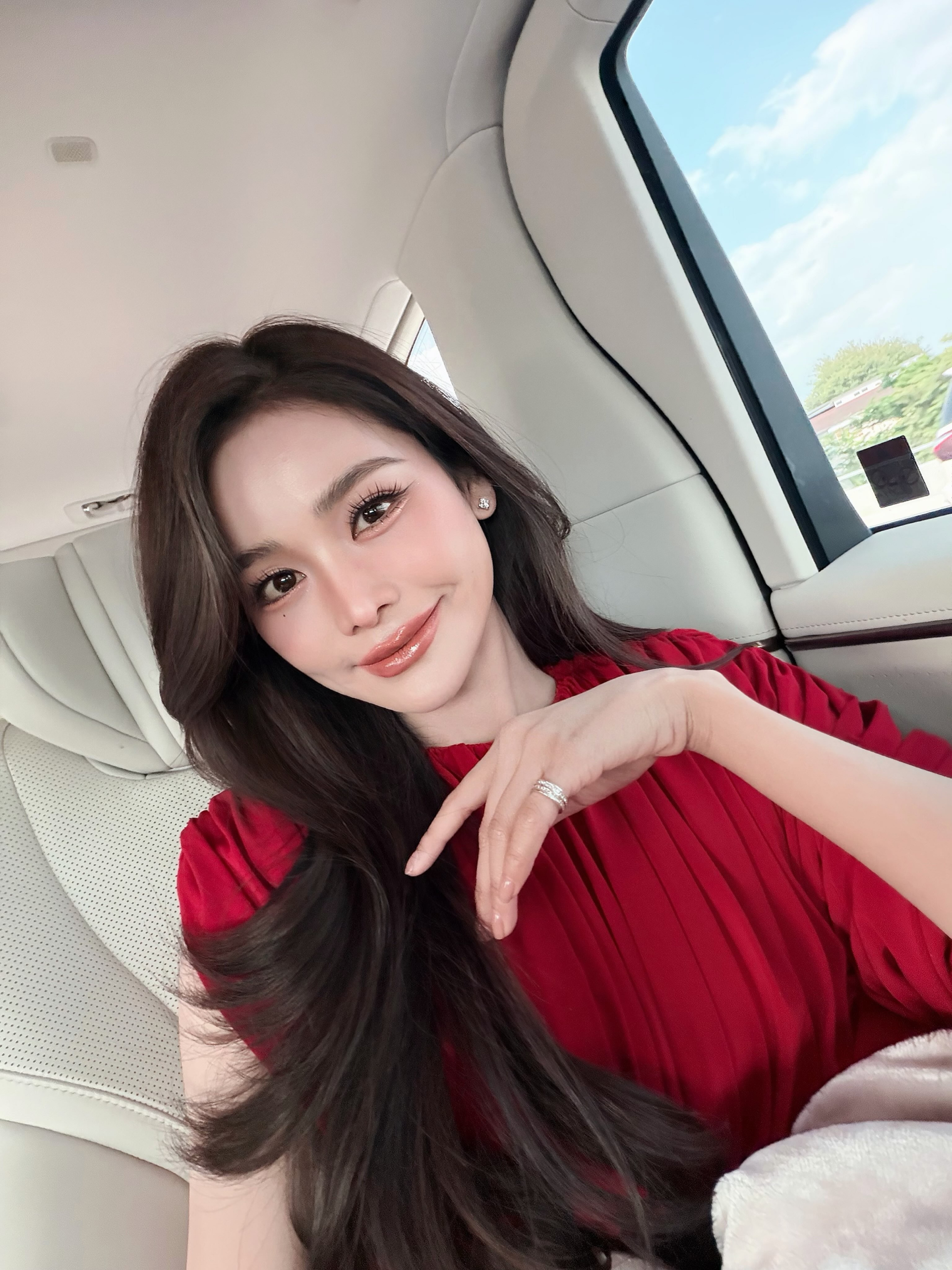 Hoa hậu Th&aacute;i đến Việt Nam liền giật hết h&agrave;o quang thảm đỏ: Visual như d&aacute;t 10 tấn v&agrave;ng, kiếm tiền bằng chứng kho&aacute;n đại t&agrave;i- Ảnh 7.