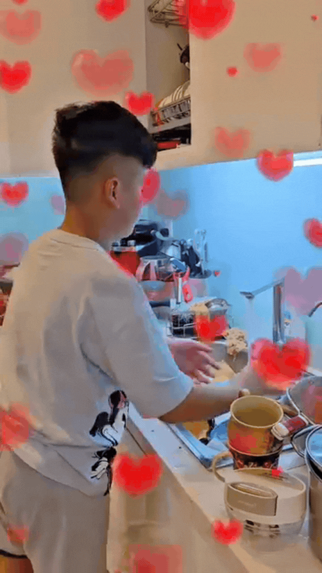Con trai Mạnh Trường trổ t&agrave;i rửa hết cả "n&uacute;i" b&aacute;t đĩa, b&agrave; x&atilde; nam diễn vi&ecirc;n "thả th&iacute;nh": "Con d&acirc;u tương lai đ&atilde; y&ecirc;n t&acirc;m chưa?"- Ảnh 1.
