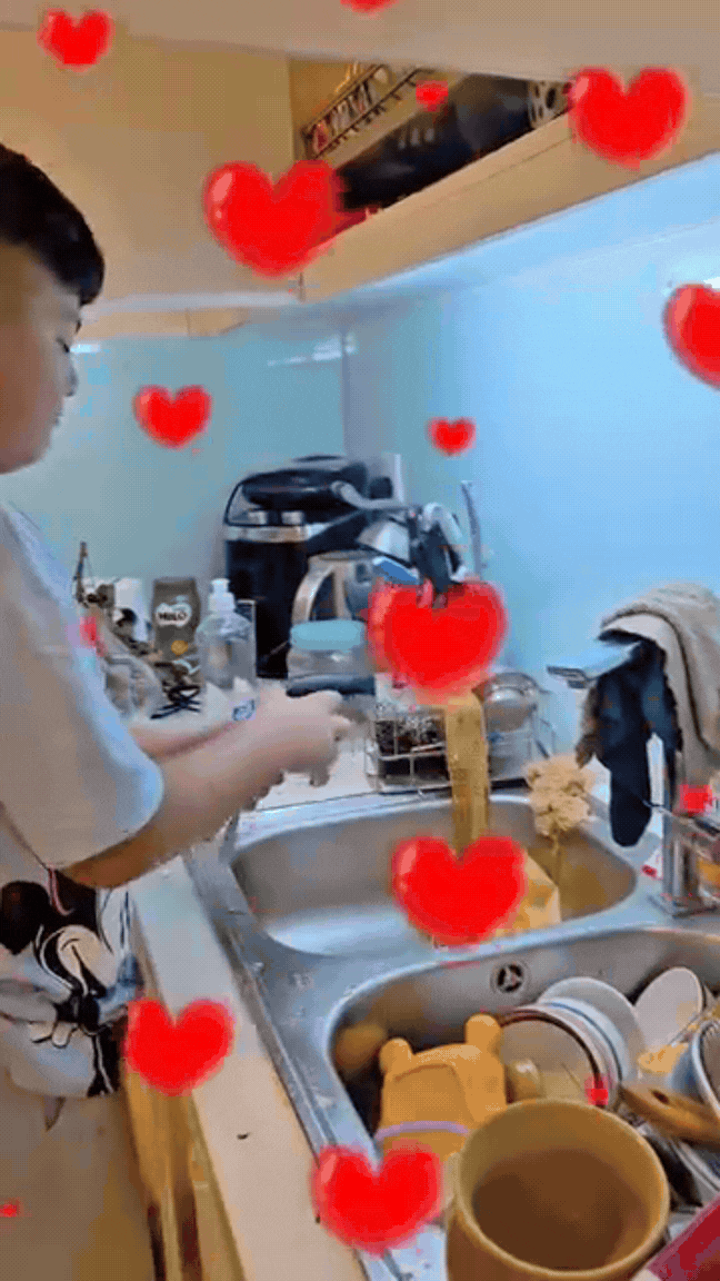 Con trai Mạnh Trường trổ t&agrave;i rửa hết cả "n&uacute;i" b&aacute;t đĩa, b&agrave; x&atilde; nam diễn vi&ecirc;n "thả th&iacute;nh": "Con d&acirc;u tương lai đ&atilde; y&ecirc;n t&acirc;m chưa?"- Ảnh 2.