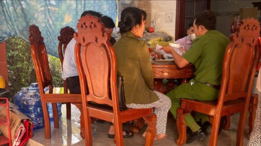 Uống rượu tự ng&acirc;m, 2 người chết, 3 người cấp cứu- Ảnh 1.