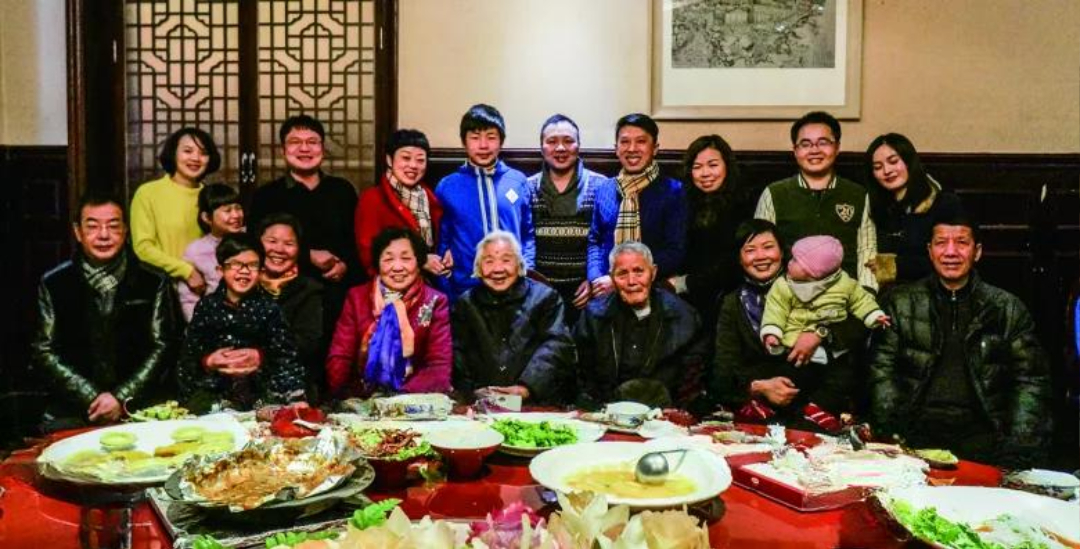 Cụ bà 101 tuổi thường xuyên thức đến 2h sáng xem tivi, thích ăn vặt: Con gái tiết lộ bí quyết trường thọ “lợi hại”- Ảnh 3.