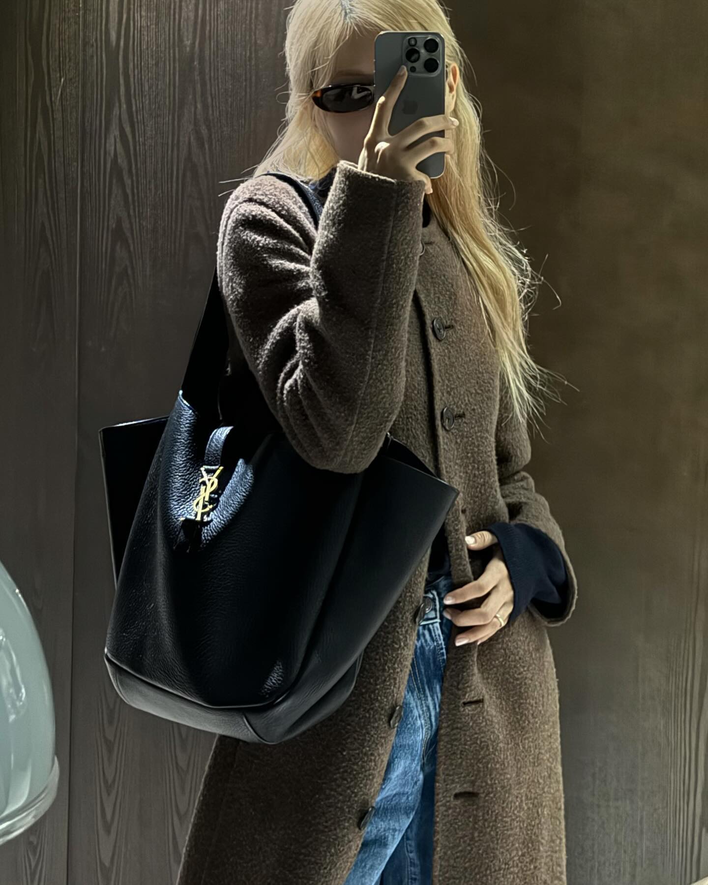 H&igrave;nh mẫu mặc quần jeans đỉnh cao ch&iacute;nh l&agrave; Ros&eacute;: Phối đồ tối giản nhưng sang tới từng set- Ảnh 7.