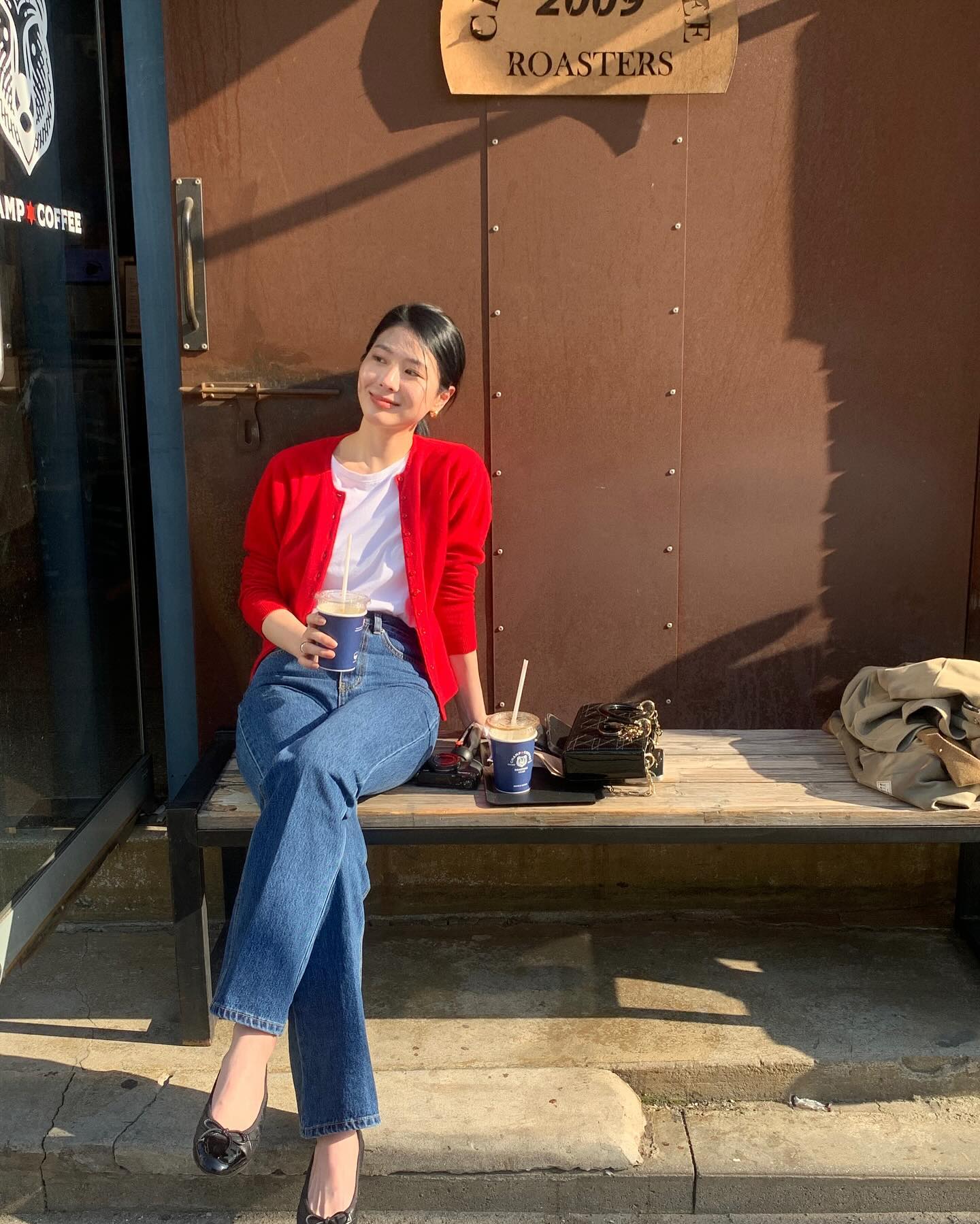 Thời tiết này là phải mặc áo cardigan với 5 cách mix sành điệu mọi hoàn cảnh- Ảnh 3. Thời tiết này là phải mặc áo cardigan với 5 cách mix sành điệu mọi hoàn cảnh- Ảnh 3.