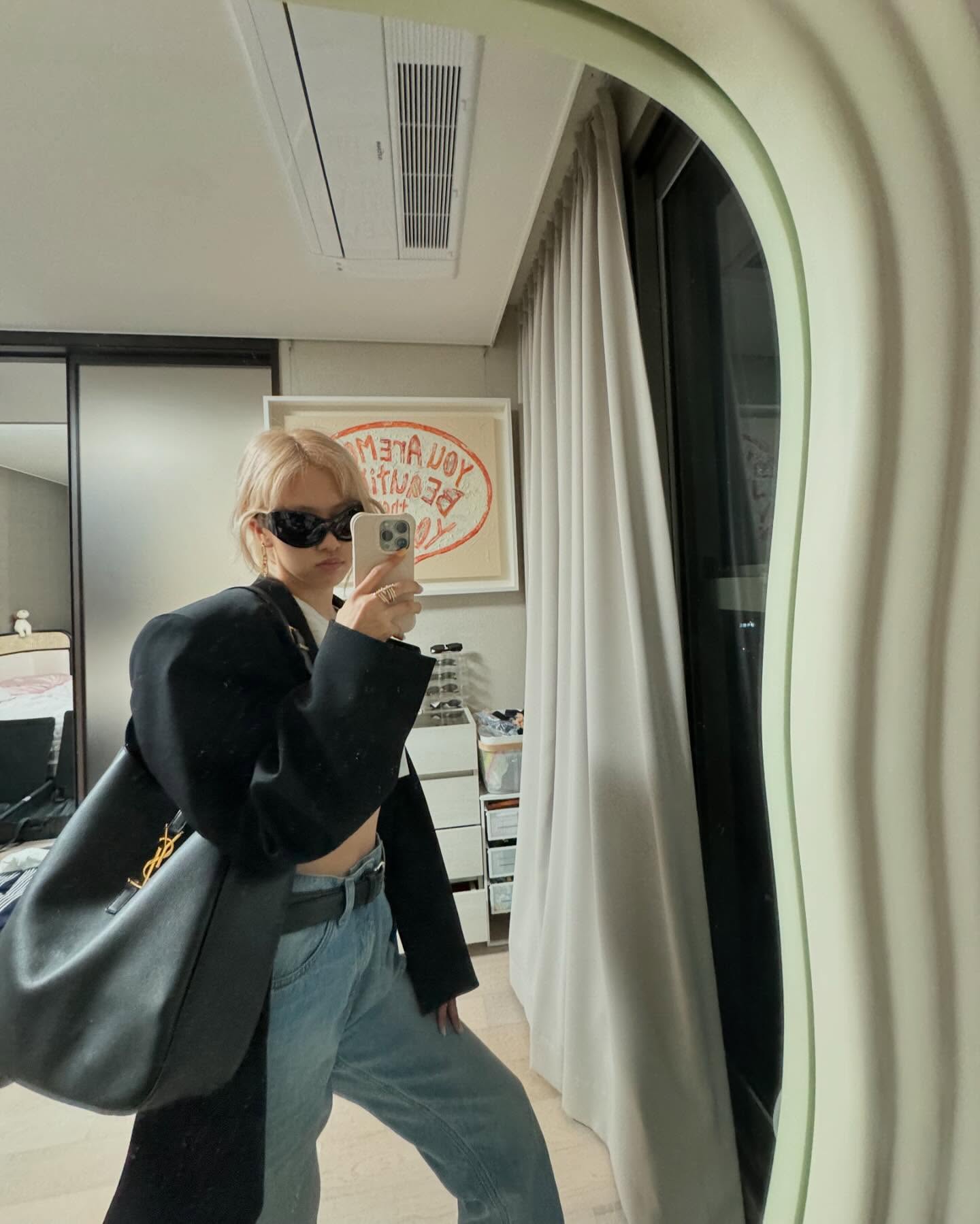 H&igrave;nh mẫu mặc quần jeans đỉnh cao ch&iacute;nh l&agrave; Ros&eacute;: Phối đồ tối giản nhưng sang tới từng set- Ảnh 1.