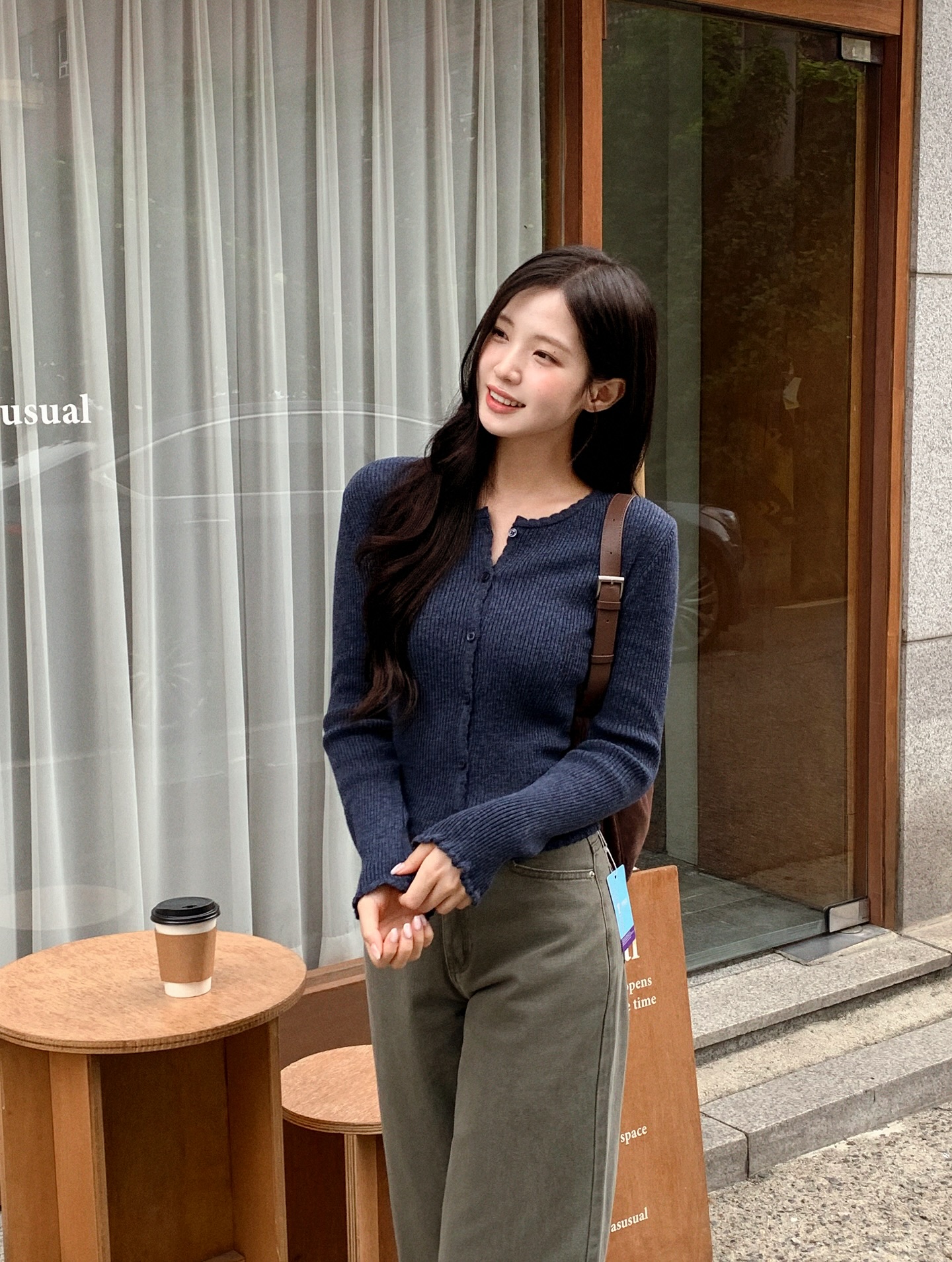 Thời tiết này là phải mặc áo cardigan với 5 cách mix sành điệu mọi hoàn cảnh- Ảnh 8. Thời tiết này là phải mặc áo cardigan với 5 cách mix sành điệu mọi hoàn cảnh- Ảnh 8.