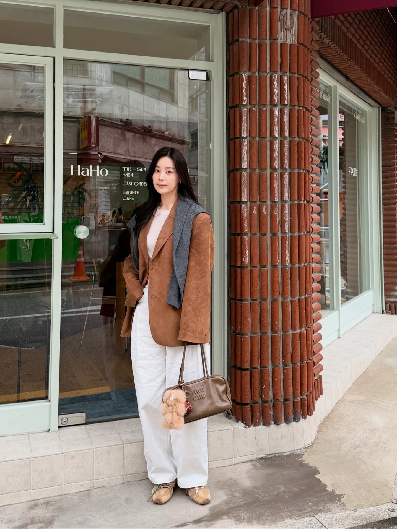 4 mẫu áo khoác hack tuổi tốt nhất dành cho phụ nữ ngoài 40- Ảnh 7. 4 mẫu áo khoác hack tuổi tốt nhất dành cho phụ nữ ngoài 40- Ảnh 7.