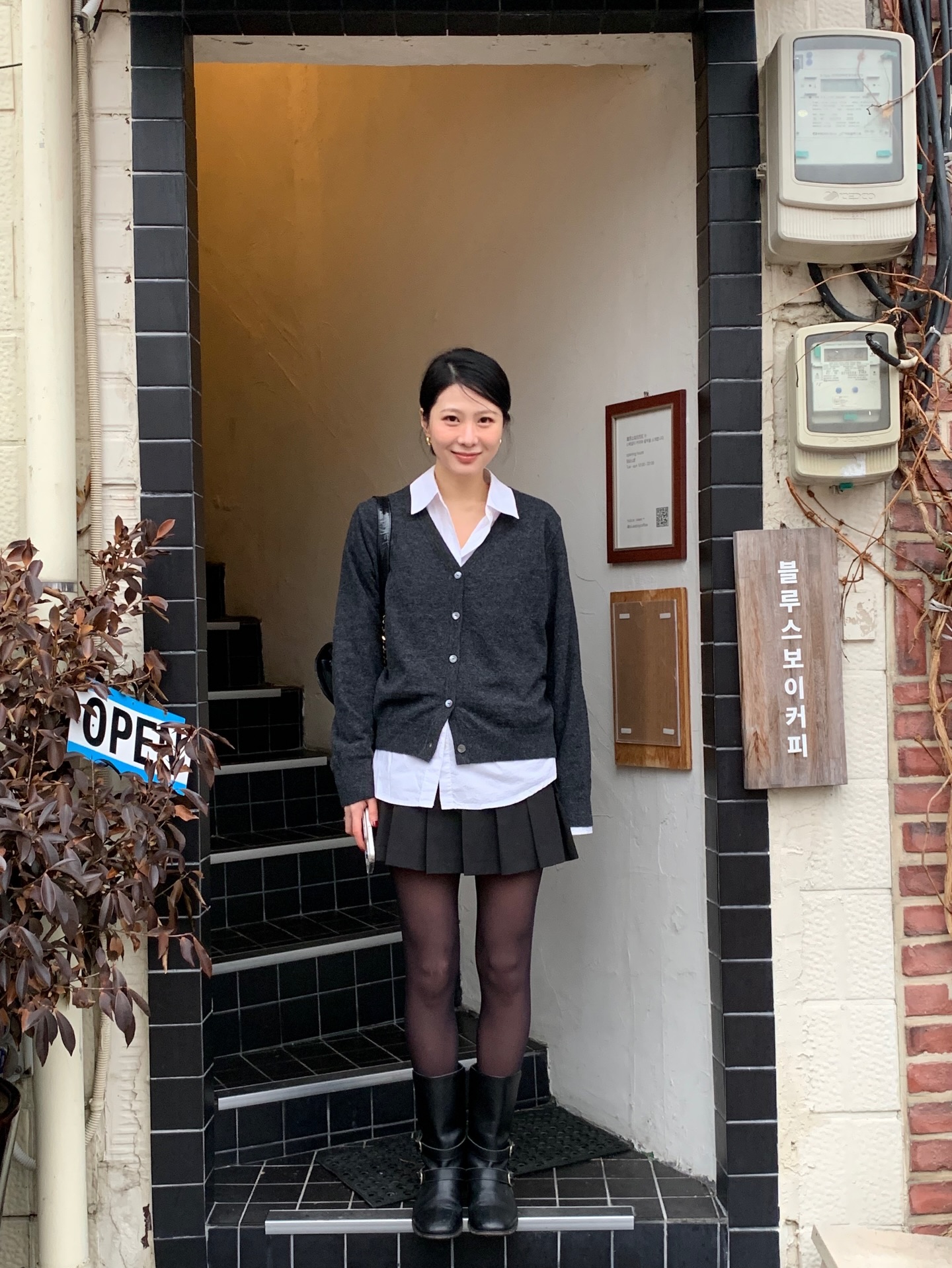 Thời tiết này là phải mặc áo cardigan với 5 cách mix sành điệu mọi hoàn cảnh- Ảnh 2. Thời tiết này là phải mặc áo cardigan với 5 cách mix sành điệu mọi hoàn cảnh- Ảnh 2.