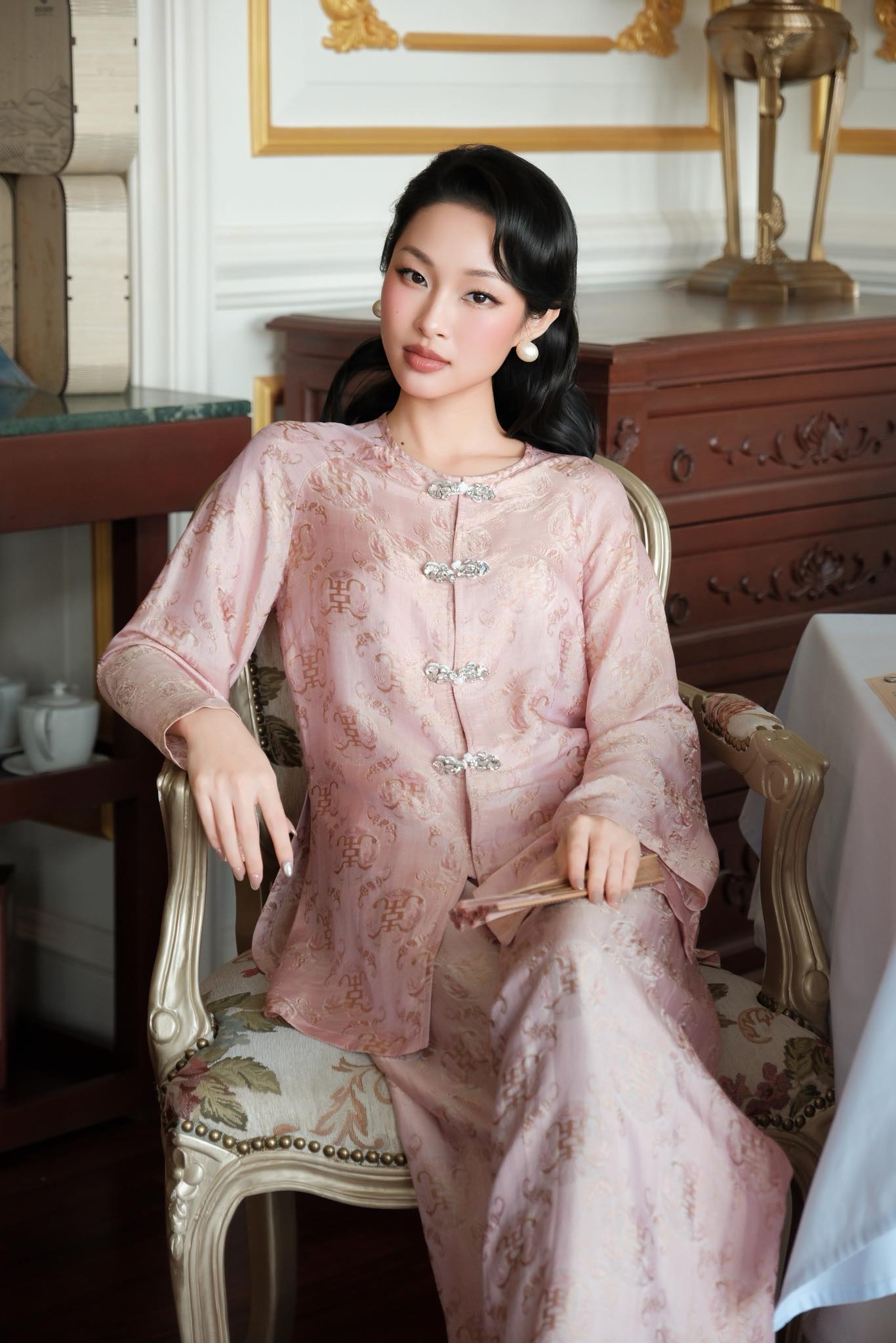 Ngo&agrave;i &aacute;o d&agrave;i, một trend đồ Tết chuẩn ph&uacute; b&agrave; khiến phụ nữ tuổi 35+ m&ecirc; mệt, được 