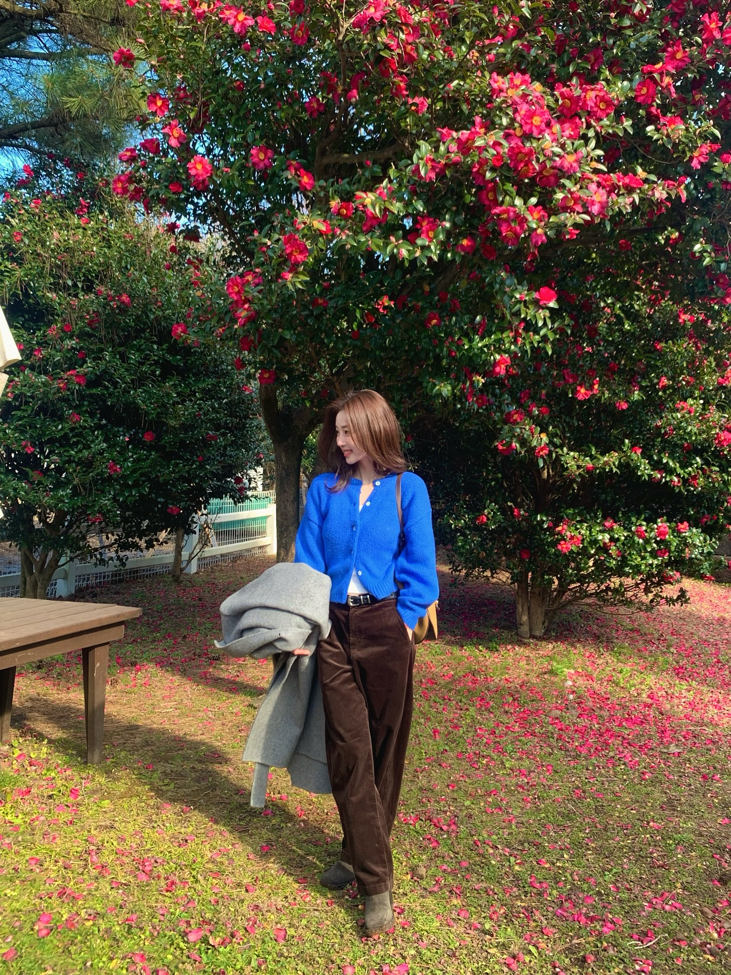 Thời tiết này là phải mặc áo cardigan với 5 cách mix sành điệu mọi hoàn cảnh- Ảnh 7. Thời tiết này là phải mặc áo cardigan với 5 cách mix sành điệu mọi hoàn cảnh- Ảnh 7.