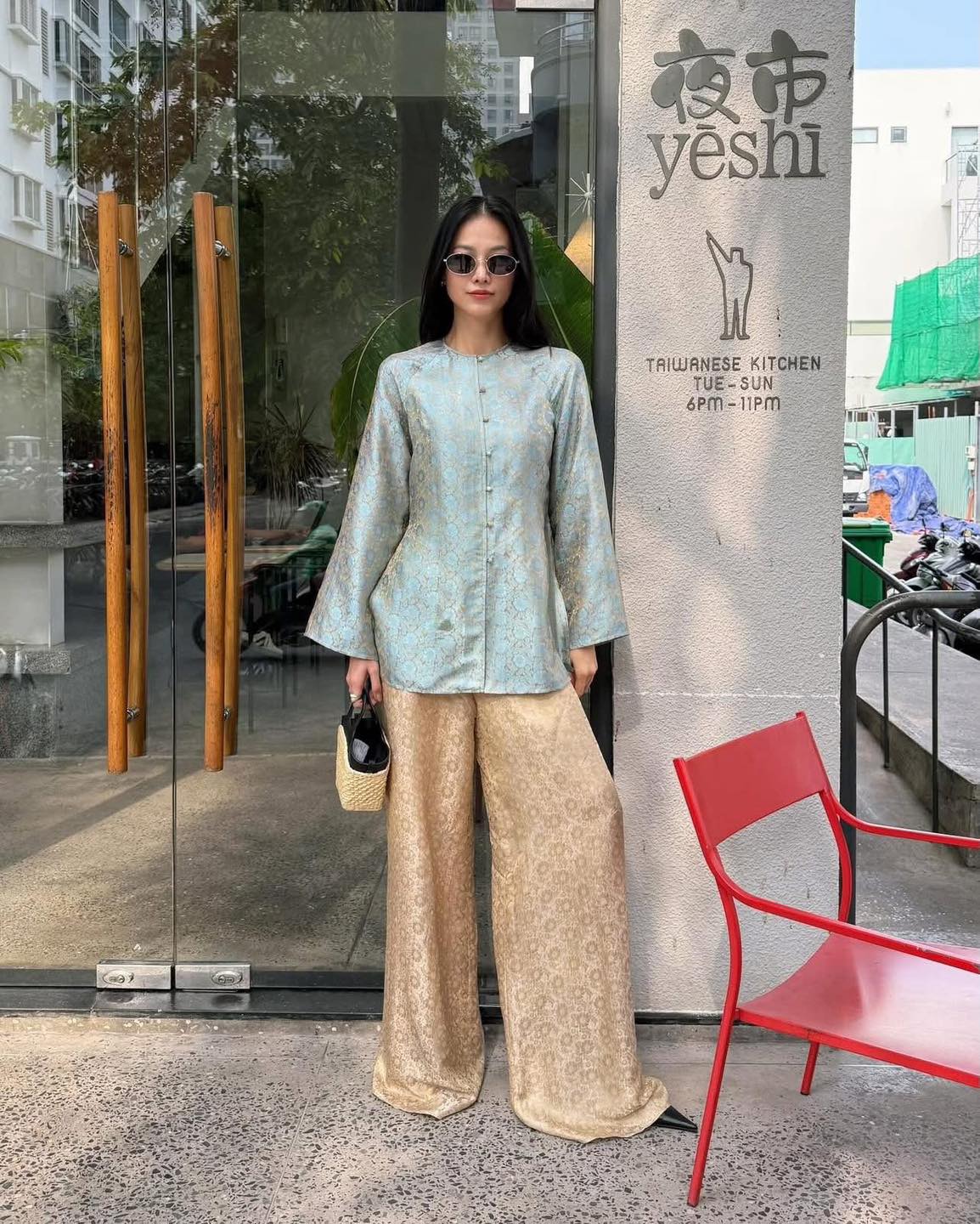 Ngo&agrave;i &aacute;o d&agrave;i, một trend đồ Tết chuẩn ph&uacute; b&agrave; khiến phụ nữ tuổi 35+ m&ecirc; mệt, được 