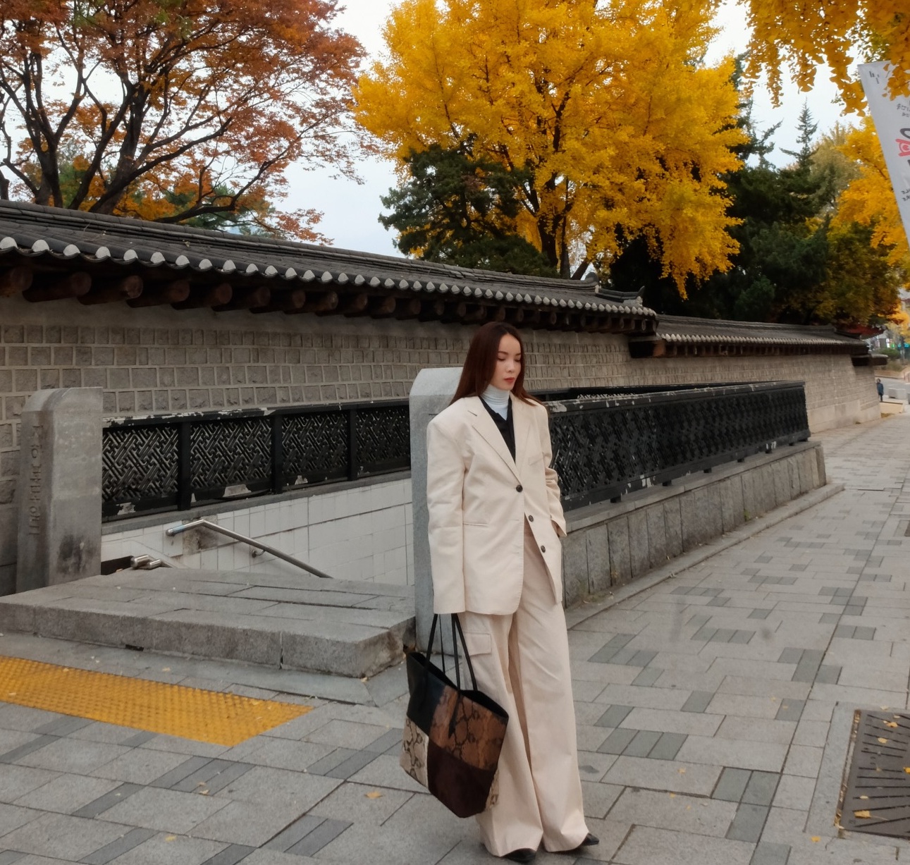 4 mẫu áo khoác hack tuổi tốt nhất dành cho phụ nữ ngoài 40- Ảnh 8. 4 mẫu áo khoác hack tuổi tốt nhất dành cho phụ nữ ngoài 40- Ảnh 8.