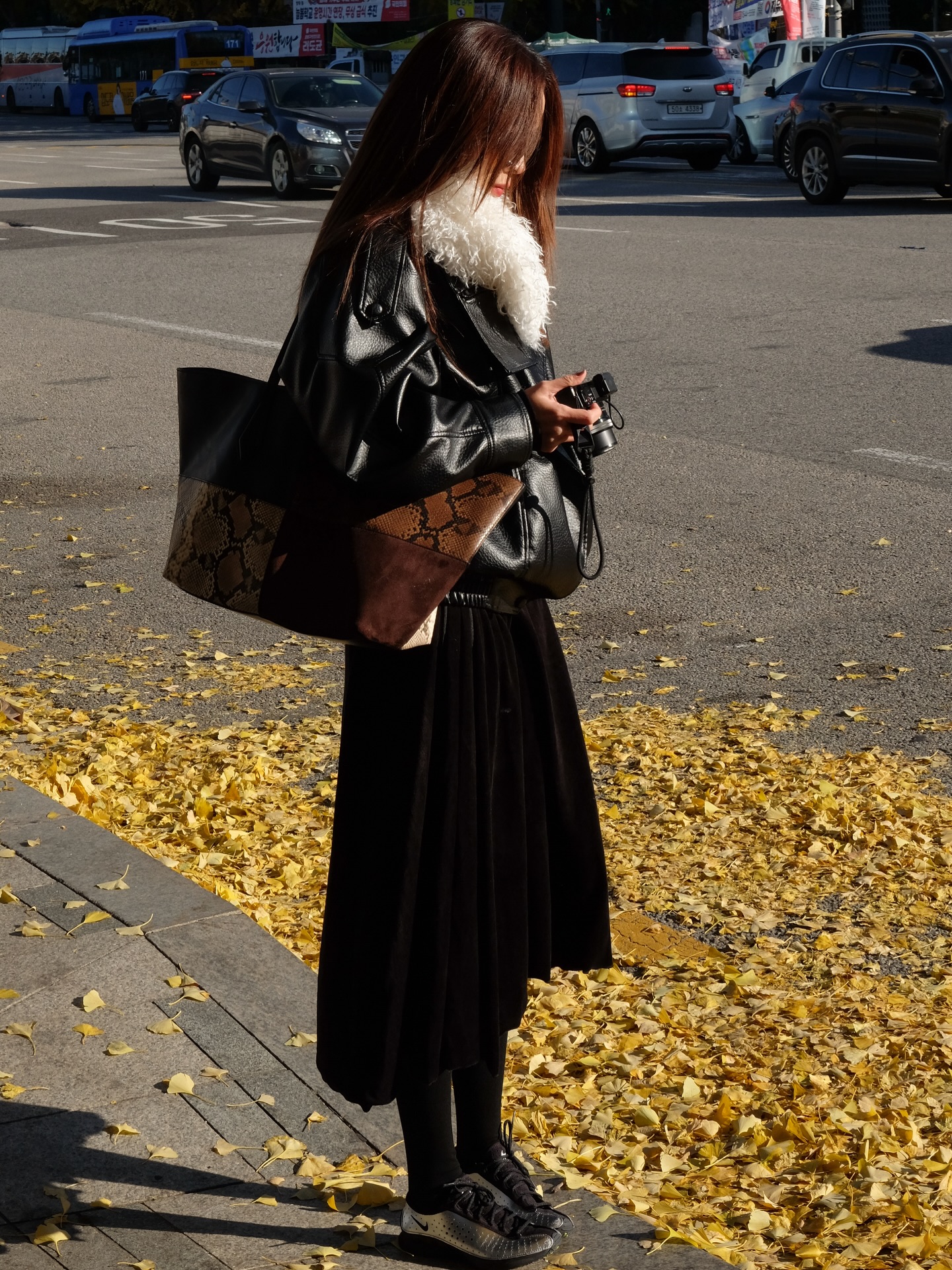 4 mẫu áo khoác hack tuổi tốt nhất dành cho phụ nữ ngoài 40- Ảnh 4. 4 mẫu áo khoác hack tuổi tốt nhất dành cho phụ nữ ngoài 40- Ảnh 4.