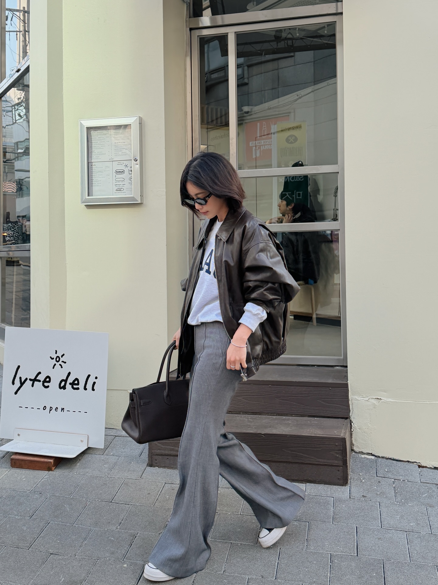 4 mẫu áo khoác hack tuổi tốt nhất dành cho phụ nữ ngoài 40- Ảnh 2. 4 mẫu áo khoác hack tuổi tốt nhất dành cho phụ nữ ngoài 40- Ảnh 2.