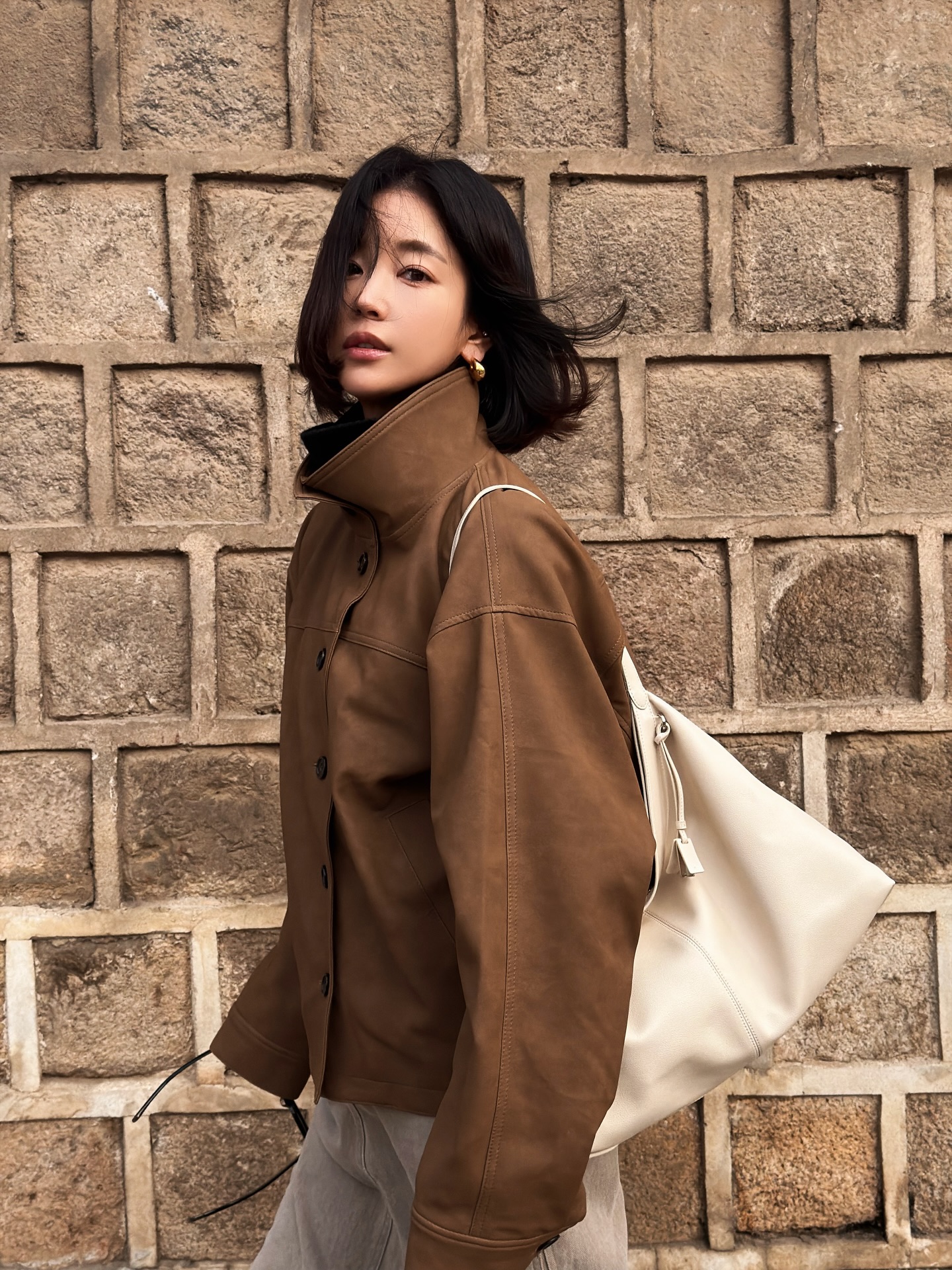 4 mẫu áo khoác hack tuổi tốt nhất dành cho phụ nữ ngoài 40- Ảnh 3. 4 mẫu áo khoác hack tuổi tốt nhất dành cho phụ nữ ngoài 40- Ảnh 3.