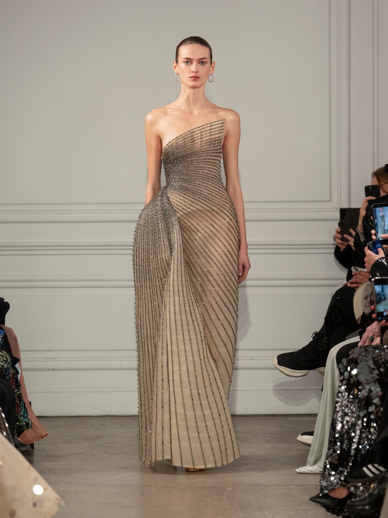 Si&ecirc;u mẫu số 1 thế giới gật đầu l&agrave;m vedette, cổ vũ NTK người Việt đầu ti&ecirc;n l&agrave;m n&ecirc;n kỳ t&iacute;ch: "Lịch sử đ&atilde; được viết n&ecirc;n!"- Ảnh 12.