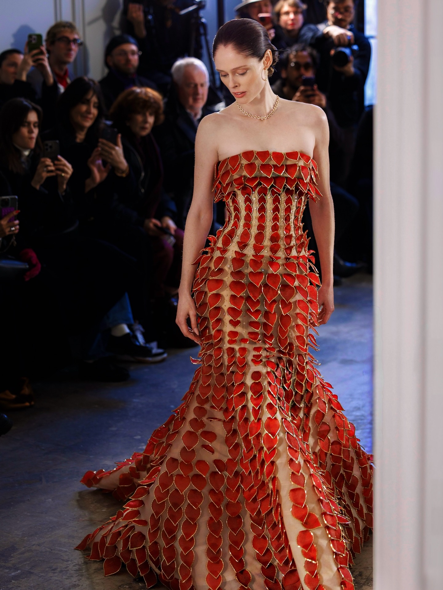 Si&ecirc;u mẫu số 1 thế giới gật đầu l&agrave;m vedette, cổ vũ NTK người Việt đầu ti&ecirc;n l&agrave;m n&ecirc;n kỳ t&iacute;ch: "Lịch sử đ&atilde; được viết n&ecirc;n!"- Ảnh 3.