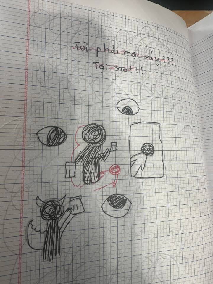 Đi họp phụ huynh v&ocirc; t&igrave;nh thấy h&igrave;nh vẽ trong vở nh&aacute;p của con, b&agrave; mẹ hốt hoảng: Em hoang mang qu&aacute;!- Ảnh 3.