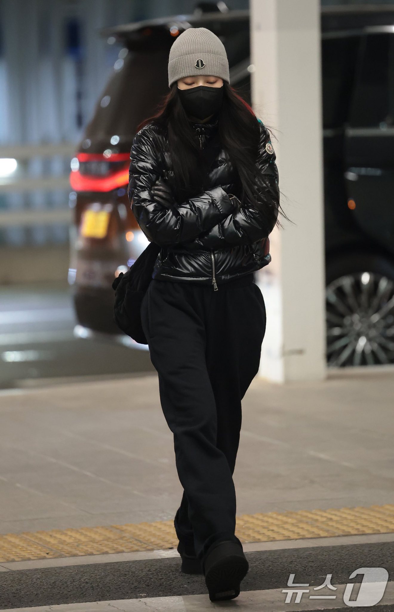 Jennie kín bưng tới sự kiện, netizen phán “lùn thấy cưng”- Ảnh 14. Jennie kín bưng tới sự kiện, netizen phán “lùn thấy cưng”- Ảnh 14.