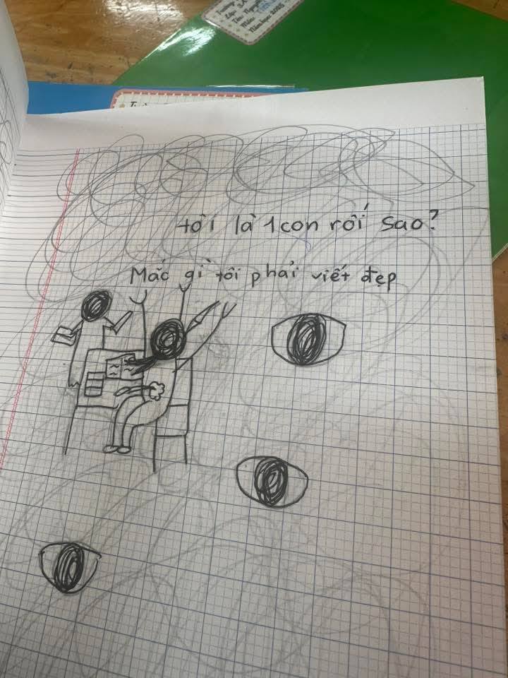 Đi họp phụ huynh v&ocirc; t&igrave;nh thấy h&igrave;nh vẽ trong vở nh&aacute;p của con, b&agrave; mẹ hốt hoảng: Em hoang mang qu&aacute;!- Ảnh 1.