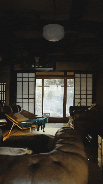 Chuyện t&igrave;nh 25 năm trong căn nh&agrave; gỗ ven biển: Hạnh ph&uacute;c h&oacute;a ra kh&ocirc;ng nằm ở th&agrave;nh tựu, m&agrave; ở chiếc ghế đặt đ&uacute;ng vạt nắng trưa- Ảnh 10.