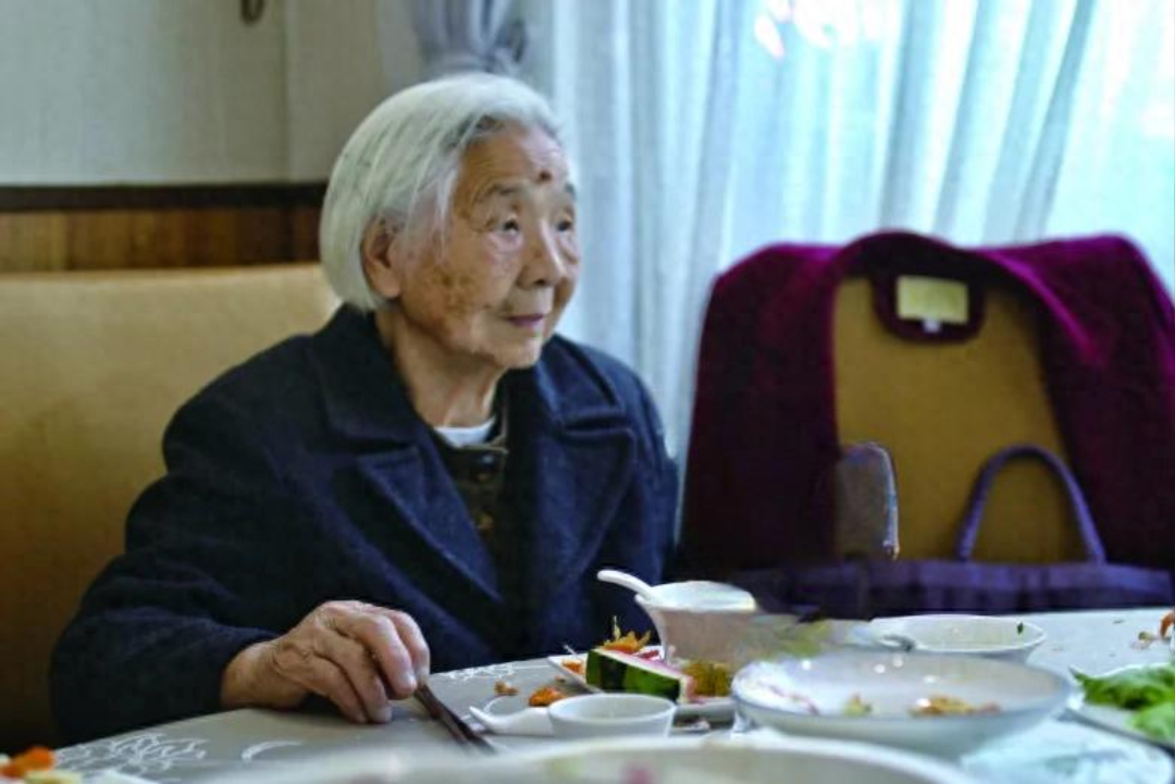 Cụ bà 101 tuổi thường xuyên thức đến 2h sáng xem tivi, thích ăn vặt: Con gái tiết lộ bí quyết trường thọ “lợi hại”- Ảnh 1.