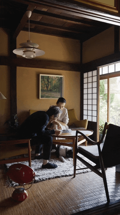 Chuyện t&igrave;nh 25 năm trong căn nh&agrave; gỗ ven biển: Hạnh ph&uacute;c h&oacute;a ra kh&ocirc;ng nằm ở th&agrave;nh tựu, m&agrave; ở chiếc ghế đặt đ&uacute;ng vạt nắng trưa- Ảnh 7.