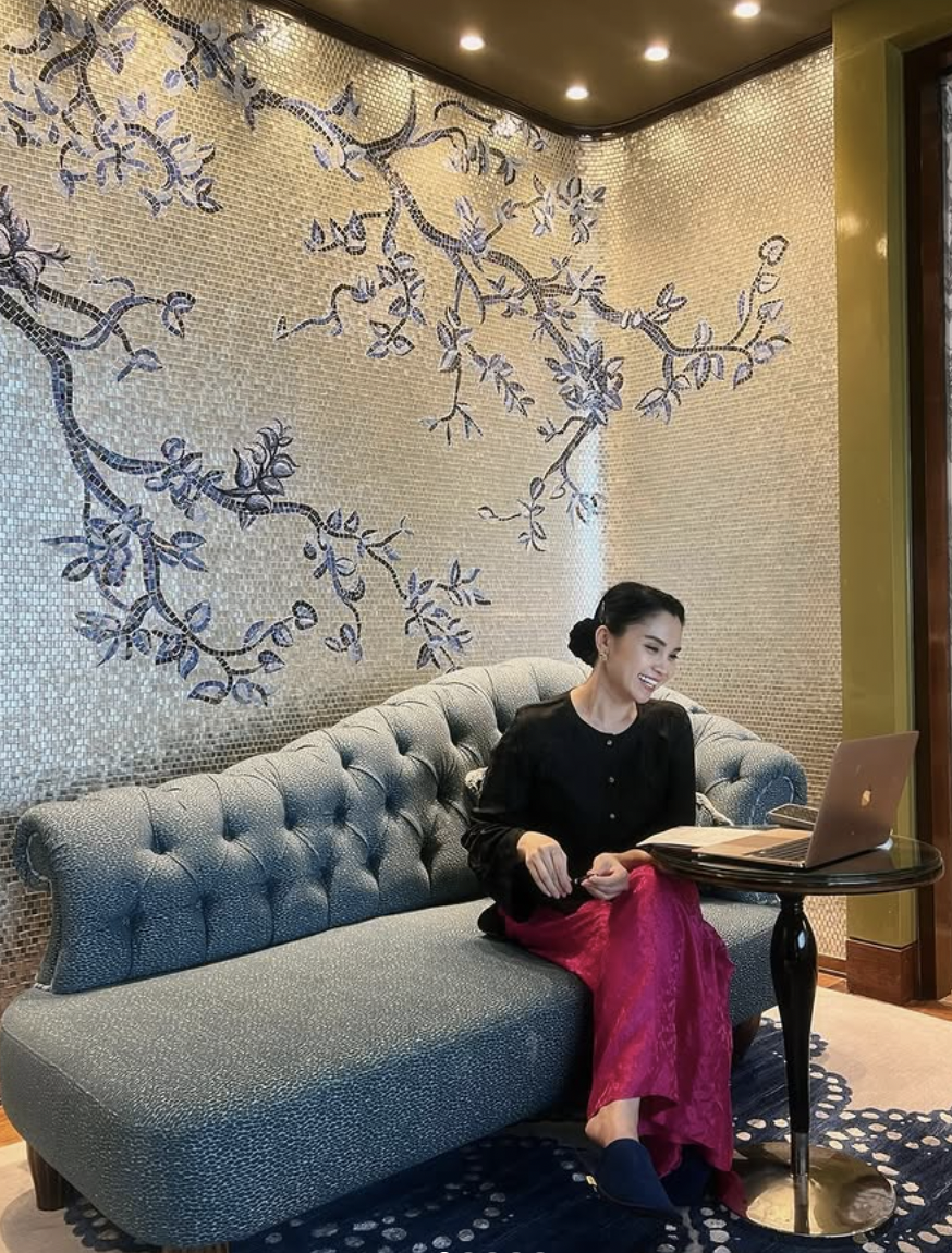 Ngo&agrave;i &aacute;o d&agrave;i, một trend đồ Tết chuẩn ph&uacute; b&agrave; khiến phụ nữ tuổi 35+ m&ecirc; mệt, được 