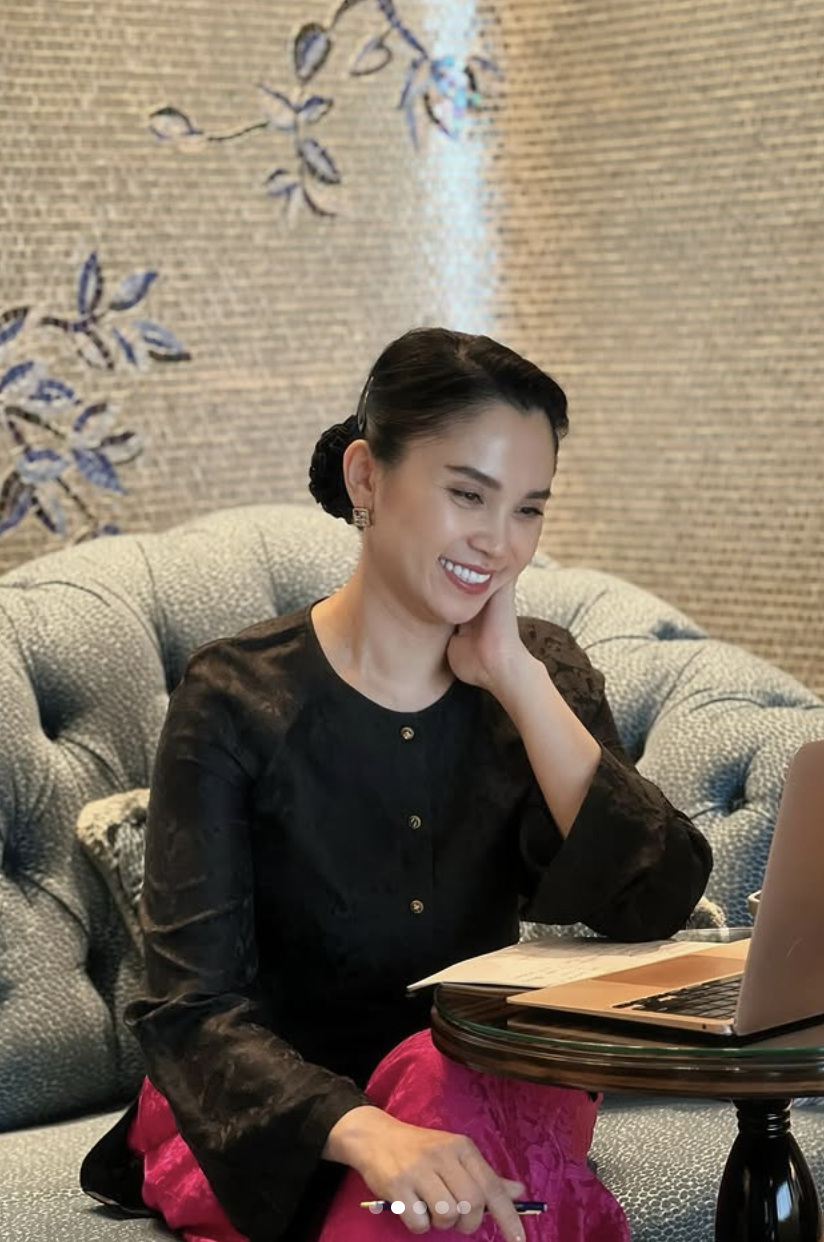 Ngo&agrave;i &aacute;o d&agrave;i, một trend đồ Tết chuẩn ph&uacute; b&agrave; khiến phụ nữ tuổi 35+ m&ecirc; mệt, được 