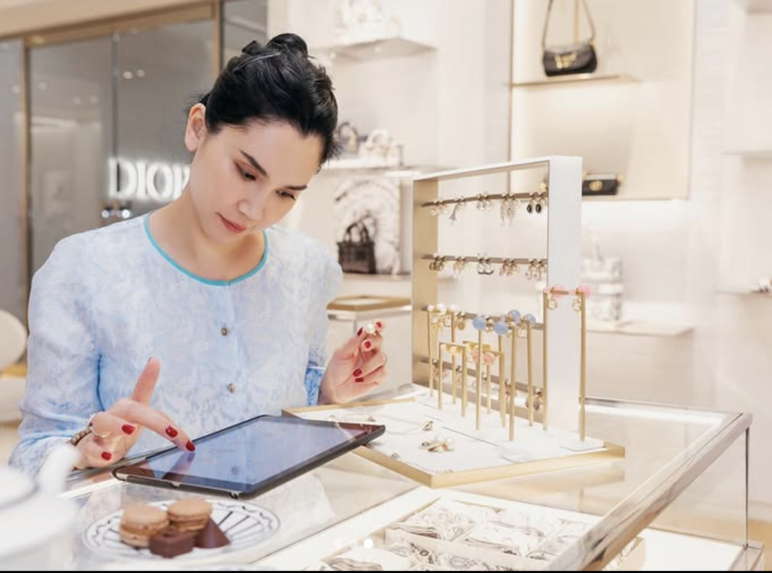 Ngo&agrave;i &aacute;o d&agrave;i, một trend đồ Tết chuẩn ph&uacute; b&agrave; khiến phụ nữ tuổi 35+ m&ecirc; mệt, được 