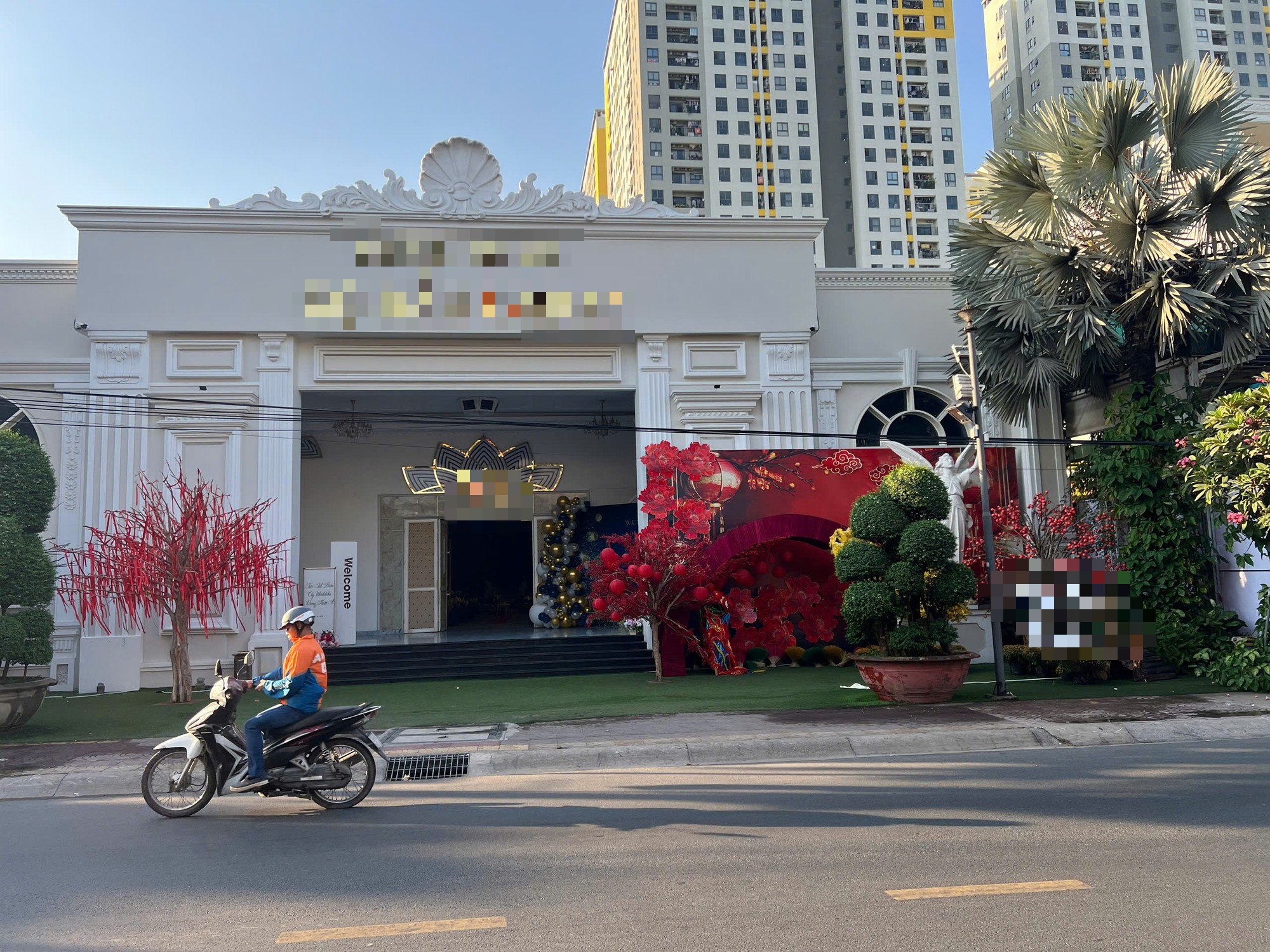 Nữ c&ocirc;ng nh&acirc;n đang h&aacute;t trong tiệc tất ni&ecirc;n bất ngờ gục xuống, tử vong- Ảnh 1.