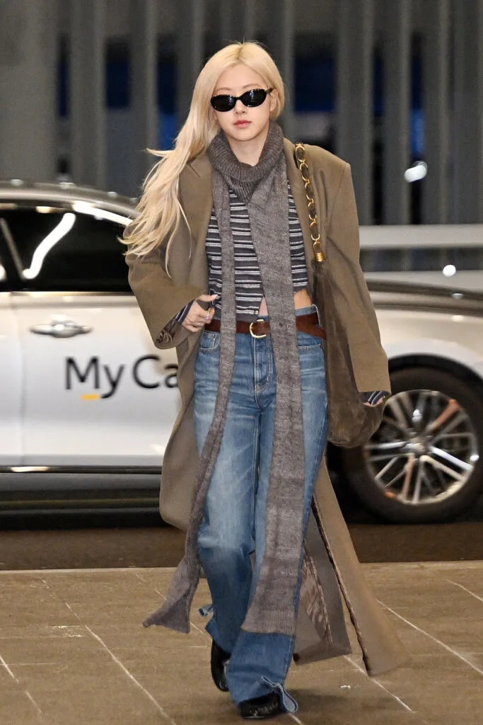 H&igrave;nh mẫu mặc quần jeans đỉnh cao ch&iacute;nh l&agrave; Ros&eacute;: Phối đồ tối giản nhưng sang tới từng set- Ảnh 8.