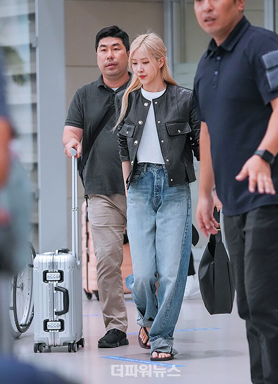 H&igrave;nh mẫu mặc quần jeans đỉnh cao ch&iacute;nh l&agrave; Ros&eacute;: Phối đồ tối giản nhưng sang tới từng set- Ảnh 9.