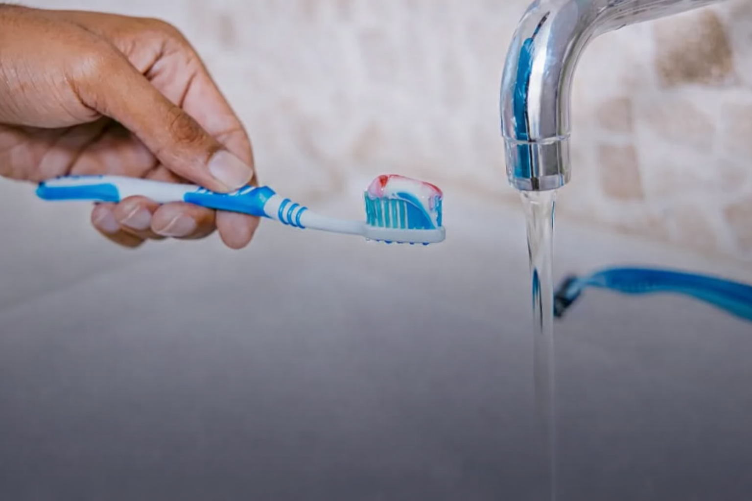 Trước khi đ&aacute;nh răng c&oacute; cần l&agrave;m ướt b&agrave;n chải kh&ocirc;ng? Nha sĩ l&ecirc;n tiếng: Đa số ch&uacute;ng ta đ&atilde; l&agrave;m sai- Ảnh 1.