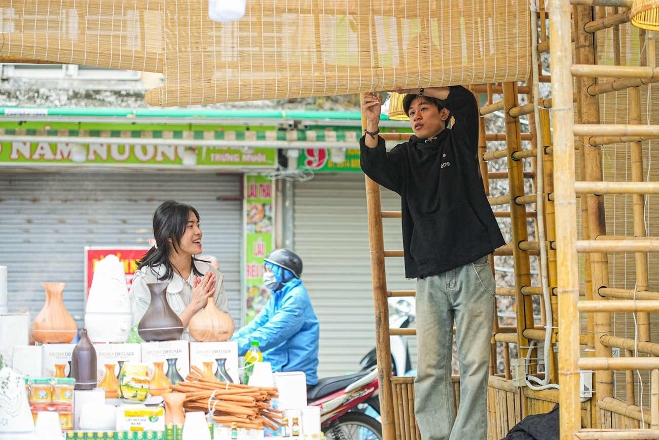 Chợ hoa H&agrave;ng Lược 'đ&aacute;nh thức' Tết B&iacute;nh Ngọ giữa l&ograve;ng phố cổ- Ảnh 3.