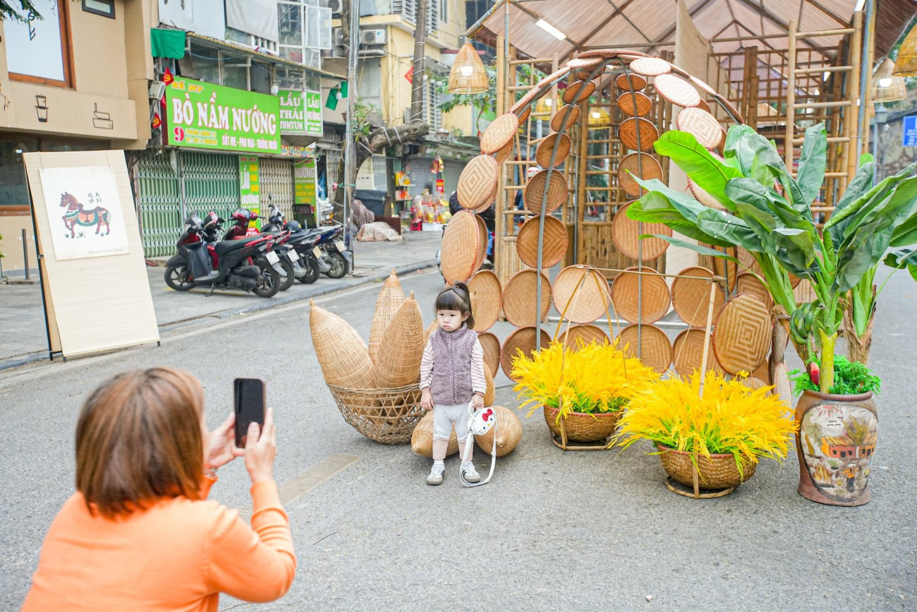 Chợ hoa H&agrave;ng Lược 'đ&aacute;nh thức' Tết B&iacute;nh Ngọ giữa l&ograve;ng phố cổ- Ảnh 1.