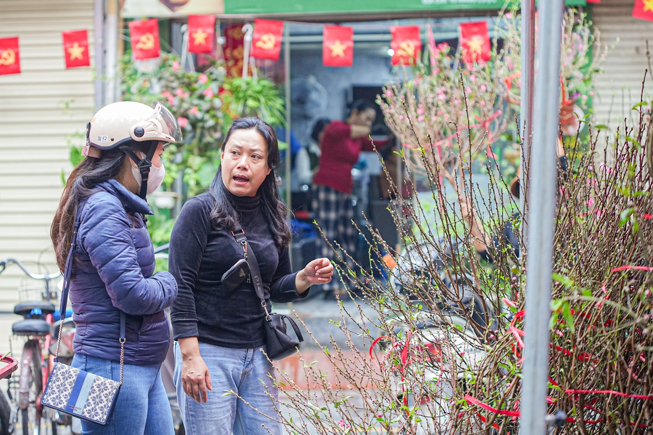 Chợ hoa H&agrave;ng Lược 'đ&aacute;nh thức' Tết B&iacute;nh Ngọ giữa l&ograve;ng phố cổ- Ảnh 10.